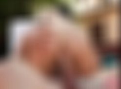 Mulher de quatro tomando gozada do cachorro dentro da buceta