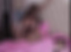 Loira na cama fica de quatro para o cão da família